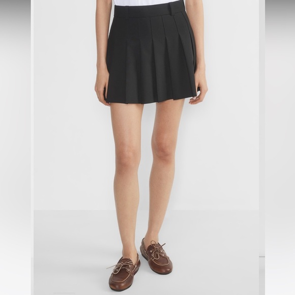 Aritzia Sunday Best Olive Mini Skirt - Picture 2 of 8